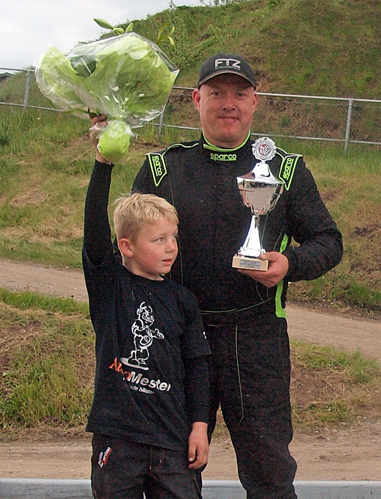 Sønnike: Lasse var med på sejrspodiet hos Jan Petersen
(Foto: Åge Keseler Kirketerp)